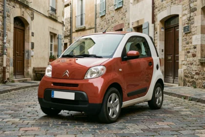 Citroën Ami voiture sans permis garée dans une rue pavée de village français