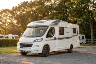 Caravane blanche garée sur un emplacement de camping