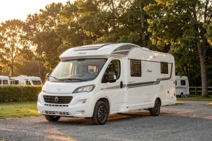 Caravane blanche garée sur un emplacement de camping